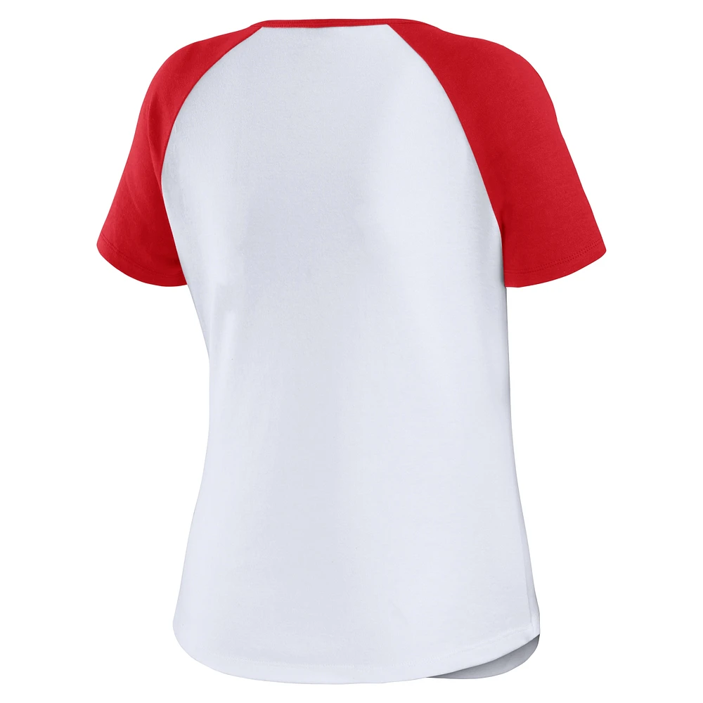 WEAR by Erin Andrews T-shirt ajusté Henley Raglan blanc/rouge des Cardinals de St. Louis pour femmes