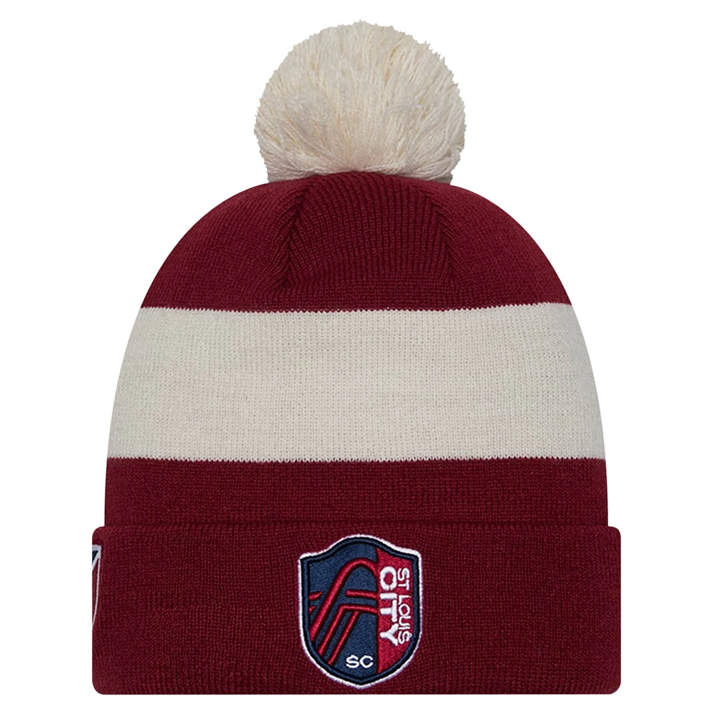 Bonnet en tricot à revers New Era pour homme rouge St. Louis City SC 2024 Kick Off Collection avec pompon