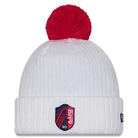 Bonnet tricoté à revers et pompon St. Louis City SC 2025 Jersey Hook pour homme New Era blanc