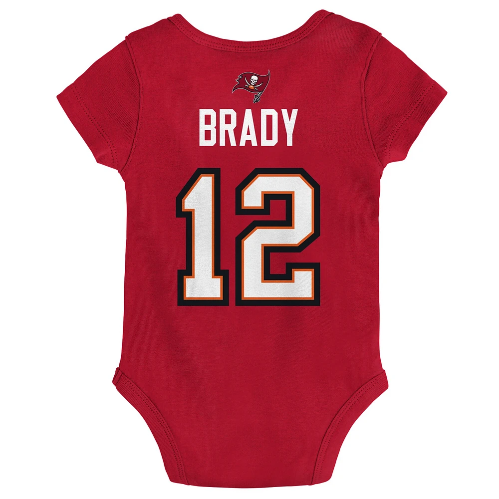 Body pour bébé Tom Brady Red Tampa Bay Buccaneers avec nom et numéro du joueur principal