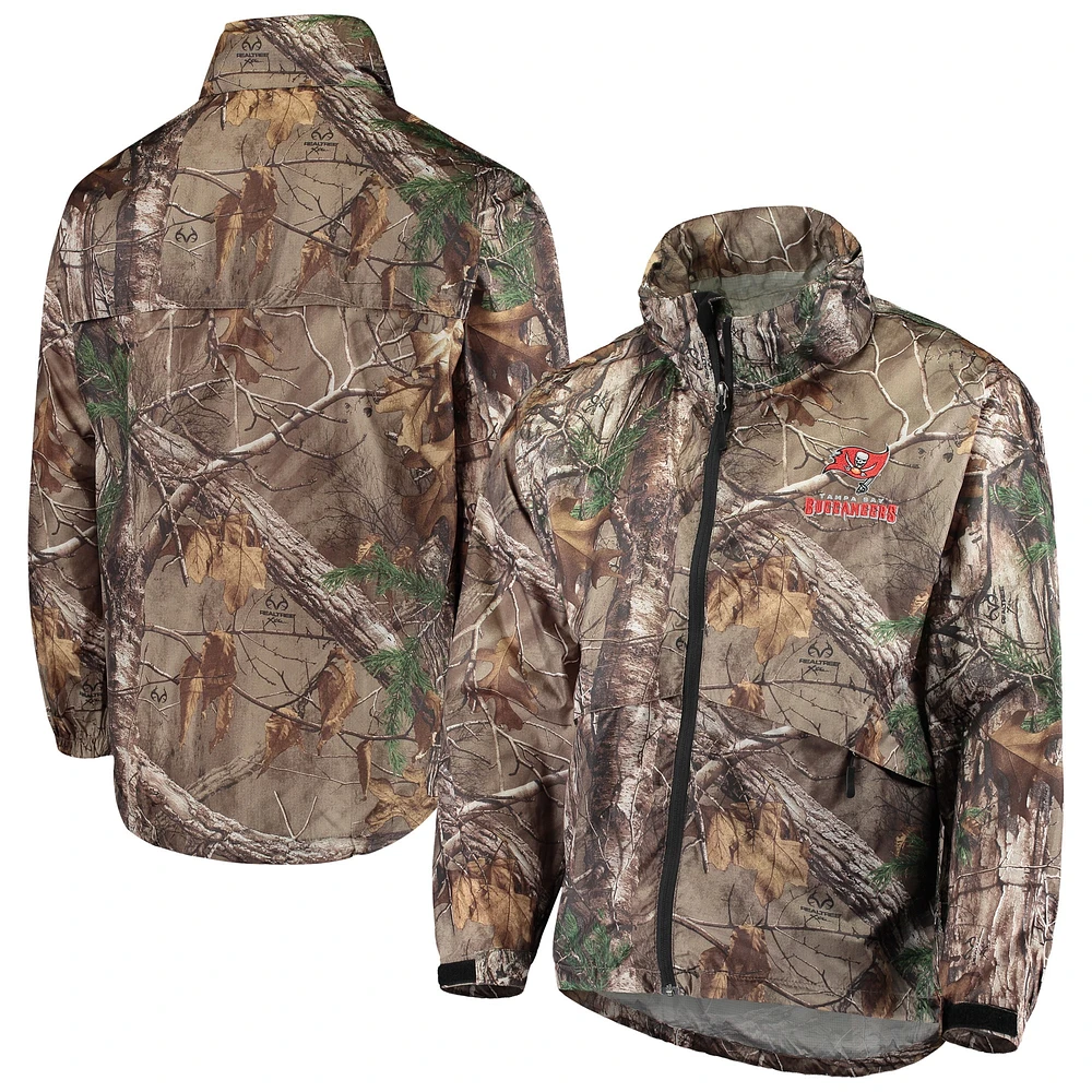 Dunbrooke Realtree Camo Tampa Bay Buccaneers Circle Sportsman Veste imperméable compressible entièrement zippée pour hommes