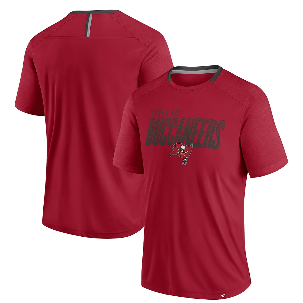 T-shirt rouge fanatique pour homme Tampa Bay Buccaneers Defender Fade Slant