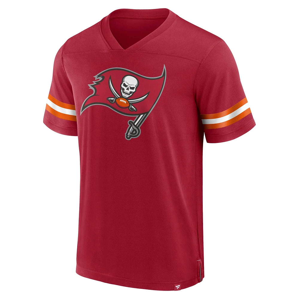 T-shirt rouge à col en V Fanatics pour hommes des Buccaneers de Tampa Bay