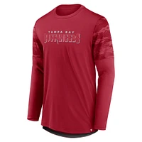 Fanatics Red Tampa Bay Buccaneers Square Off Defender pour hommes - T-shirt à manches longues