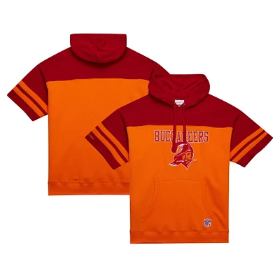 Sweat à capuche orange manches courtes avec logo vintage des Buccaneers de Tampa Bay Mitchell & Ness pour hommes