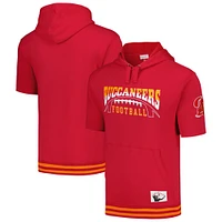 Sweat à capuche rouge manches courtes d'avant-match des Buccaneers de Tampa Bay Mitchell & Ness pour hommes