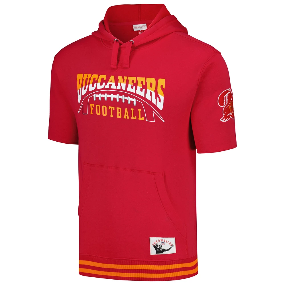 Sweat à capuche rouge manches courtes d'avant-match des Buccaneers de Tampa Bay Mitchell & Ness pour hommes