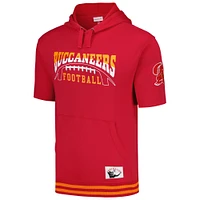 Sweat à capuche rouge manches courtes d'avant-match des Buccaneers de Tampa Bay Mitchell & Ness pour hommes