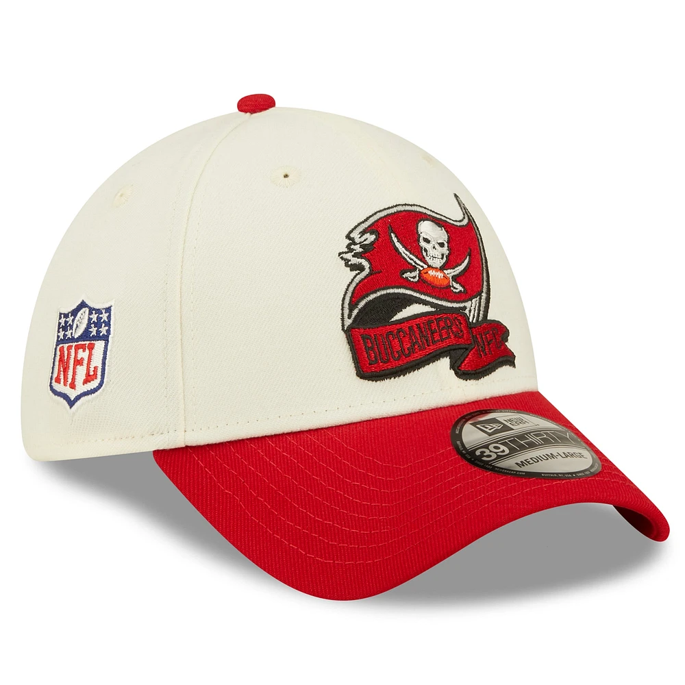 Casquette New Era pour homme Tampa Bay Buccaneers 2022 Sideline crème/écarlate - 39THIRTY 2-Tone Flex Hat