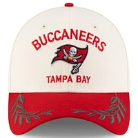 Casquette New Era 39THIRTY Flex crème/rouge pour homme des Tampa Bay Buccaneers, draft NFL 2025