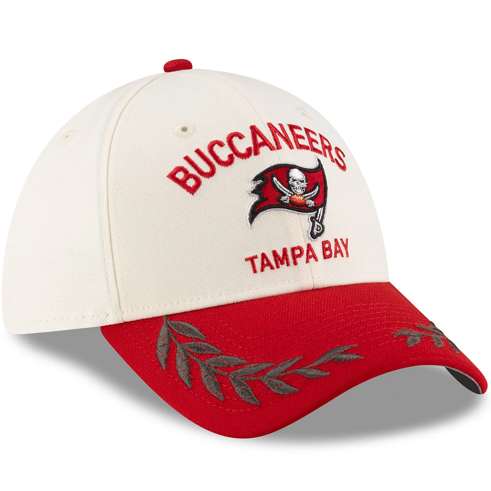 Casquette New Era 39THIRTY Flex crème/rouge pour homme des Tampa Bay Buccaneers, draft NFL 2025