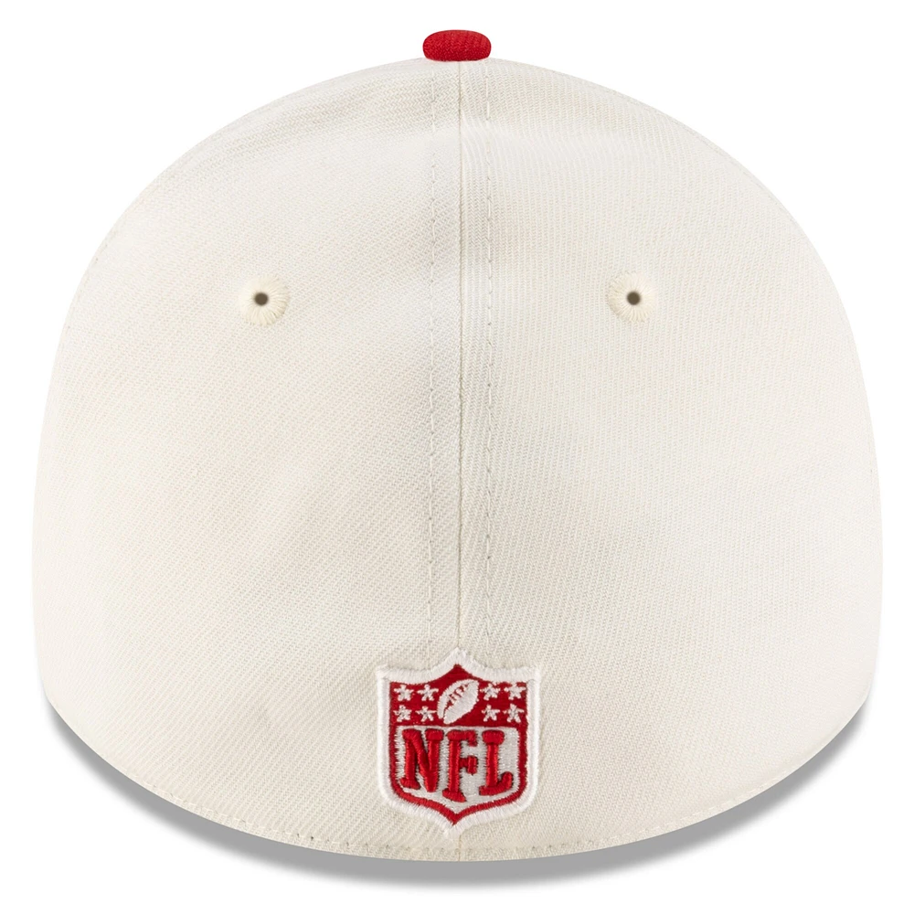 Casquette New Era 39THIRTY Flex crème/rouge pour homme des Tampa Bay Buccaneers, draft NFL 2025