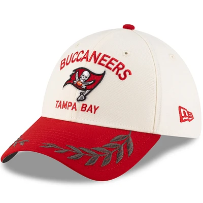Casquette New Era 39THIRTY Flex crème/rouge pour homme des Tampa Bay Buccaneers, draft NFL 2025