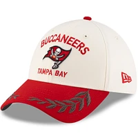 Casquette New Era 39THIRTY Flex crème/rouge pour homme des Tampa Bay Buccaneers, draft NFL 2025