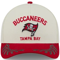 Casquette ajustable New Era 9FORTY A-Frame M-Crown pour homme, crème/rouge, Tampa Bay Buccaneers, draft NFL 2025