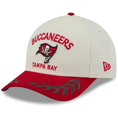 Casquette ajustable New Era 9FORTY A-Frame M-Crown pour homme, crème/rouge, Tampa Bay Buccaneers, draft NFL 2025
