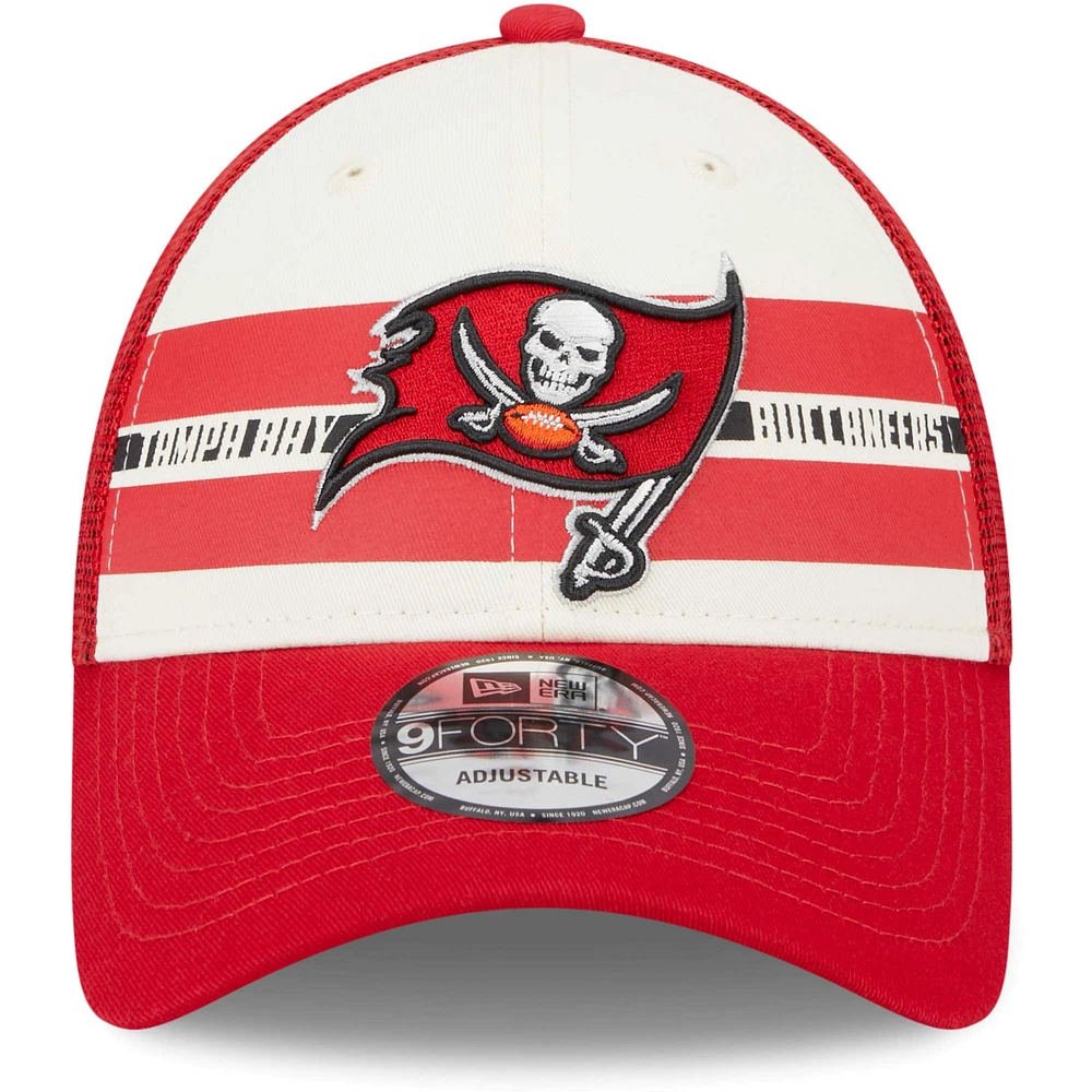 Casquette Snapback 9FORTY Team Stripe Trucker 9FORTY des Tampa Bay Buccaneers New Era pour homme, crème/rouge