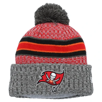 Bonnet en tricot à pompon à revers New Era pour hommes, gris Tampa Bay Buccaneers 2023 Sideline Sport