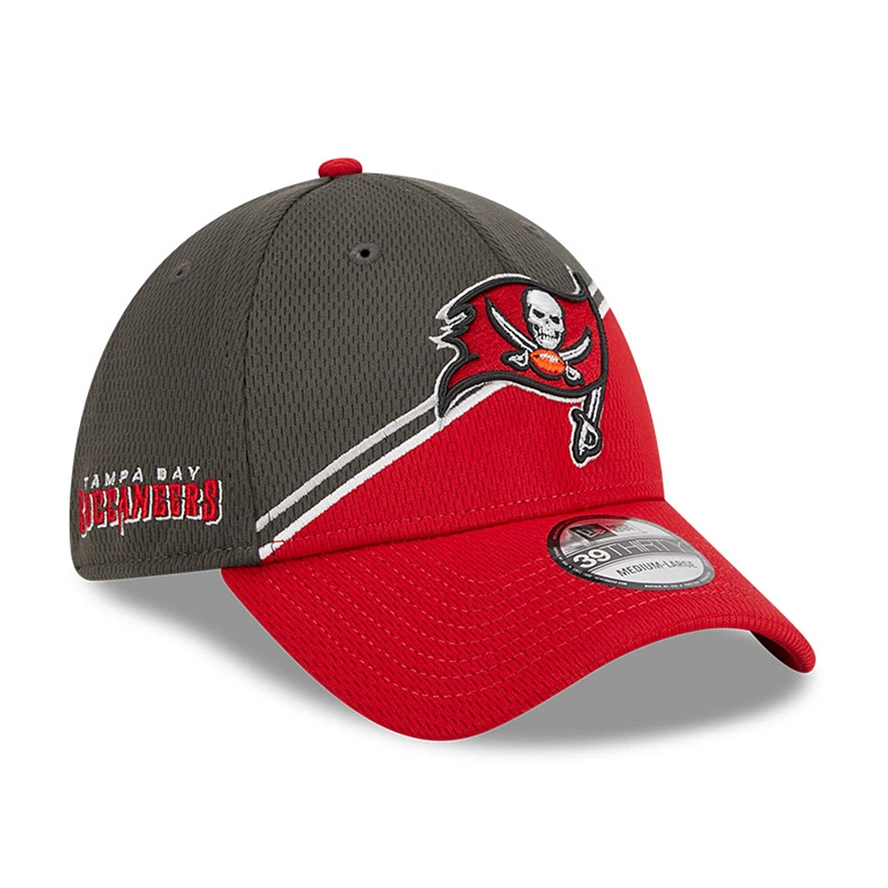 Casquette Flex Line 39THIRTY Sideline des Tampa Bay Buccaneers 2023 New Era pour homme, étain/rouge