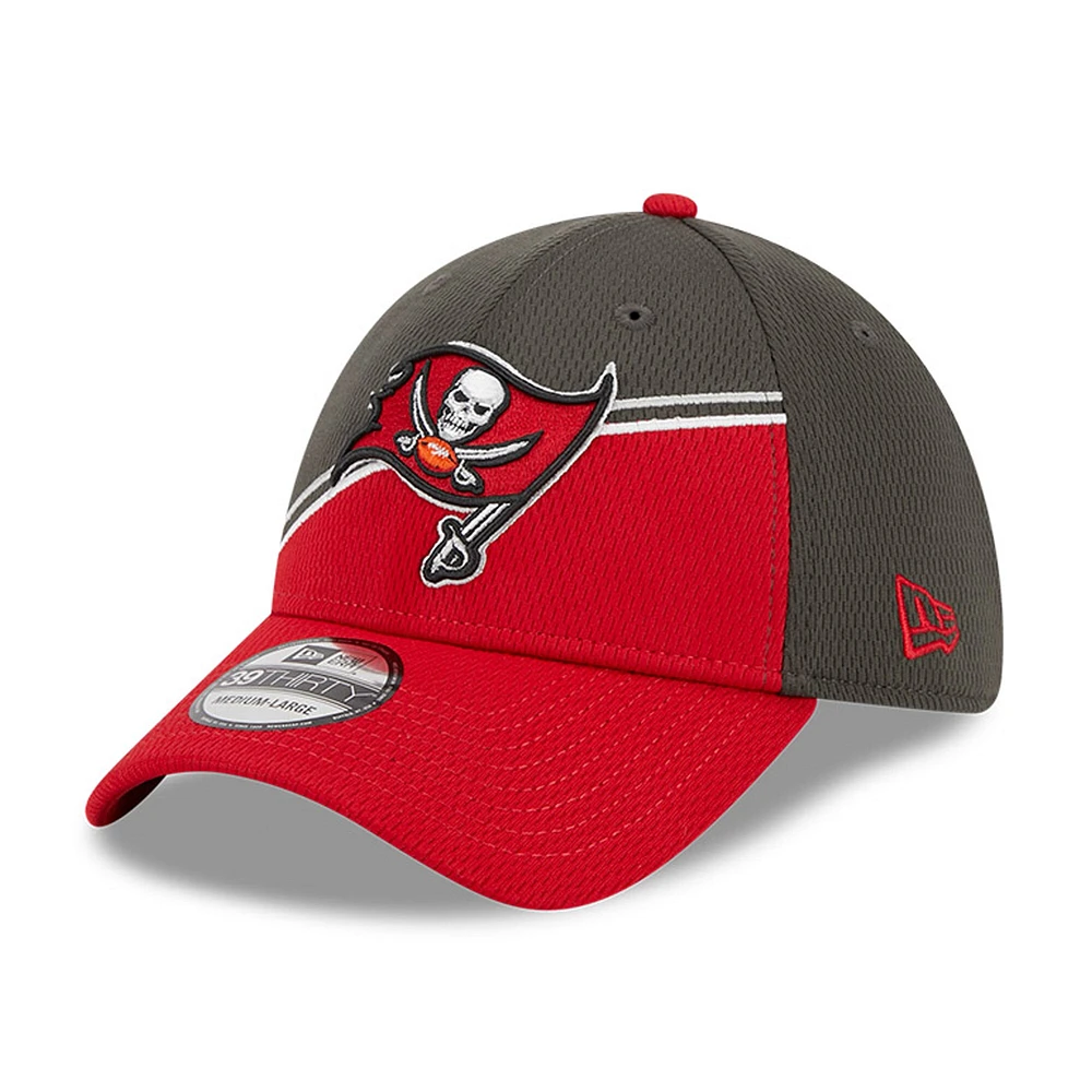 Casquette Flex Line 39THIRTY Sideline des Tampa Bay Buccaneers 2023 New Era pour homme, étain/rouge