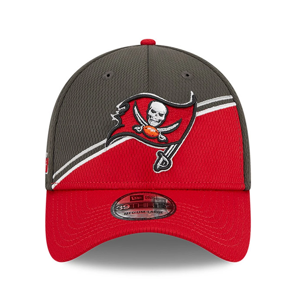 Casquette Flex Line 39THIRTY Sideline des Tampa Bay Buccaneers 2023 New Era pour homme, étain/rouge