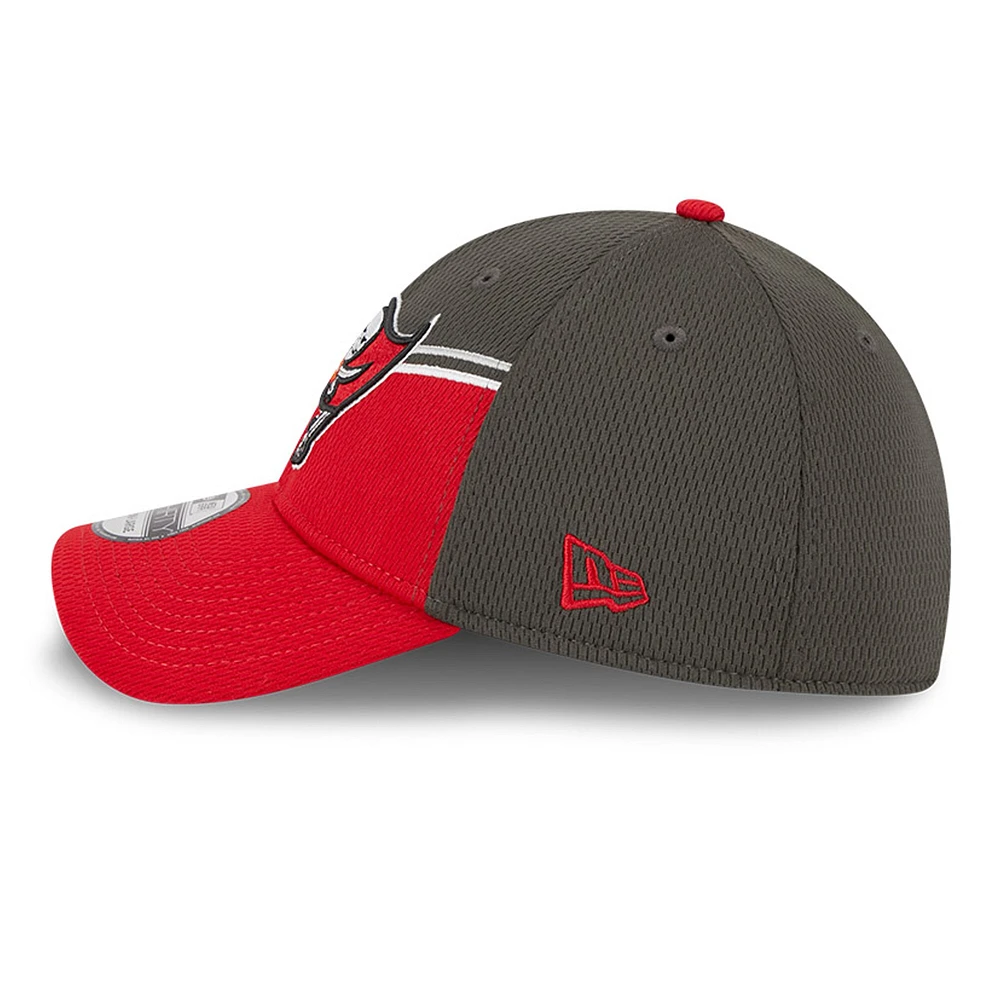 Casquette Flex Line 39THIRTY Sideline des Tampa Bay Buccaneers 2023 New Era pour homme, étain/rouge