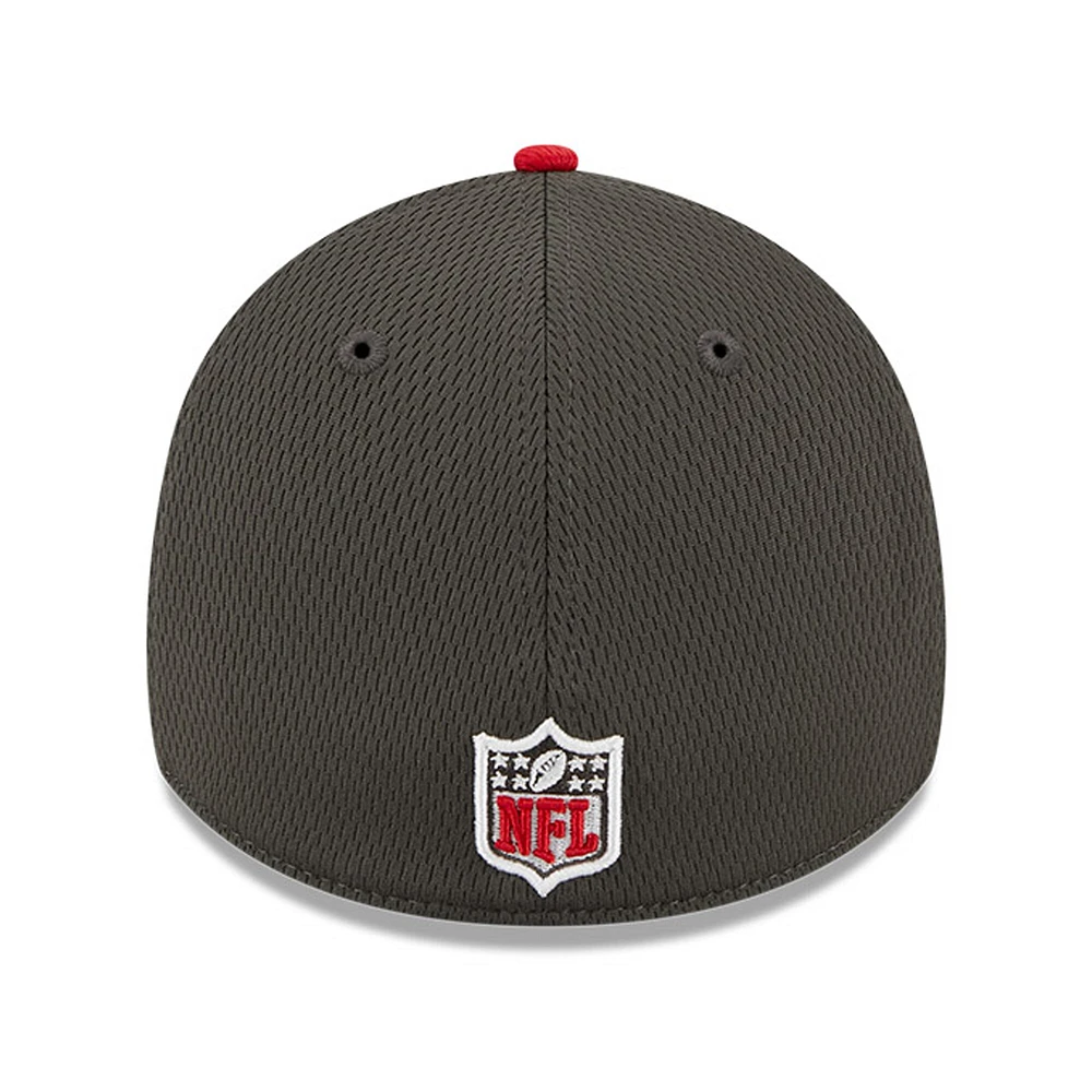 Casquette Flex Line 39THIRTY Sideline des Tampa Bay Buccaneers 2023 New Era pour homme, étain/rouge