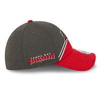 Casquette Flex Line 39THIRTY Sideline des Tampa Bay Buccaneers 2023 New Era pour homme, étain/rouge