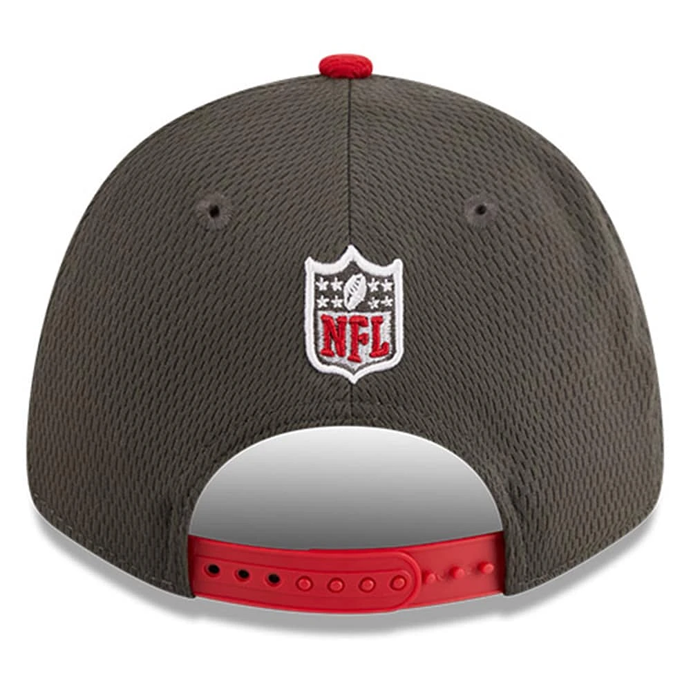 Casquette ajustable 9FORTY Sideline 2023 Sideline 9FORTY des Tampa Bay Buccaneers New Era pour homme