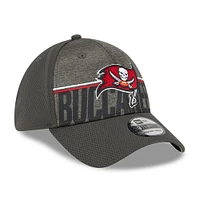 Casquette New Era en étain Tampa Bay Buccaneers 2023 NFL Training Camp 39THIRTY Flex Fit pour homme