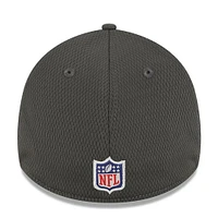 Casquette New Era en étain Tampa Bay Buccaneers 2023 NFL Training Camp 39THIRTY Flex Fit pour homme