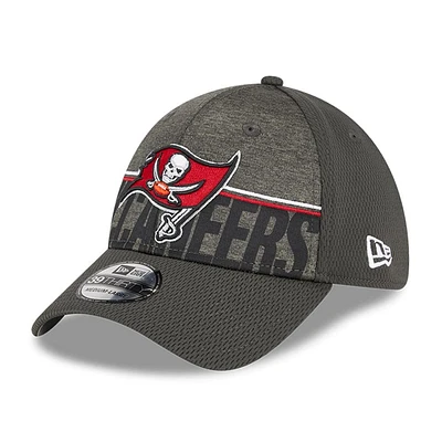 Casquette New Era en étain Tampa Bay Buccaneers 2023 NFL Training Camp 39THIRTY Flex Fit pour homme