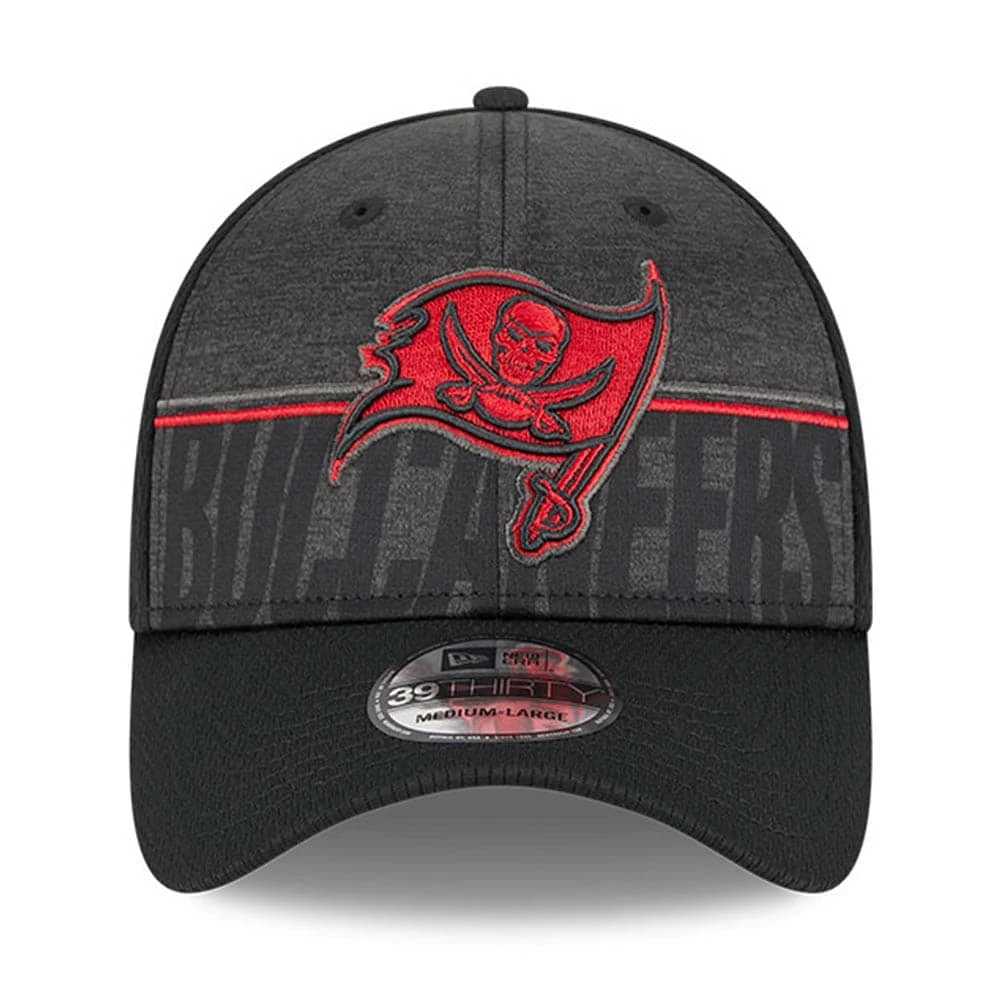 Casquette New Era Pewter Tampa Bay Buccaneers 2023 NFL Training Camp Team Colorway 39THIRTY Flex Fit pour homme