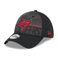 Men's New Era Pewter Tampa Bay Buccaneers 2023 NFL Training Camp Team Colorway 39THIRTY Flex Fit Hat