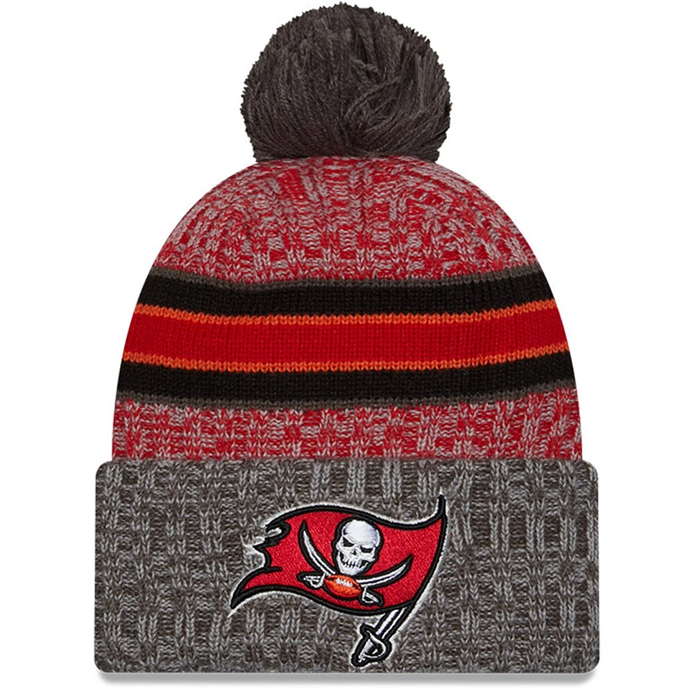 Bonnet en tricot à pompon à revers New Era pour hommes, écarlate/étain, Tampa Bay Buccaneers 2023 Sideline Sport