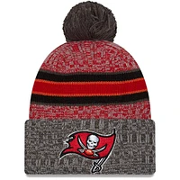 Bonnet en tricot à pompon à revers New Era pour hommes, écarlate/étain, Tampa Bay Buccaneers 2023 Sideline Sport