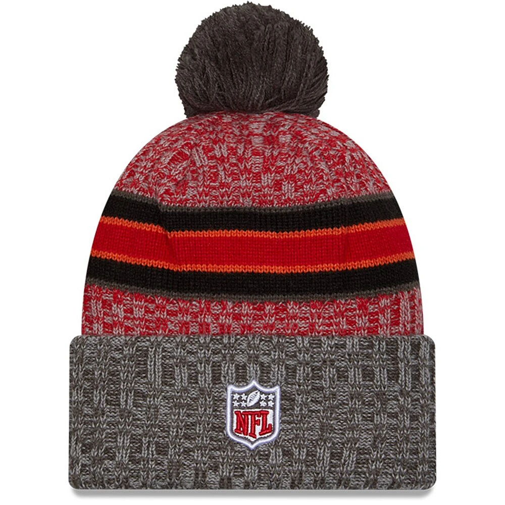 Bonnet en tricot à pompon à revers New Era pour hommes, écarlate/étain, Tampa Bay Buccaneers 2023 Sideline Sport