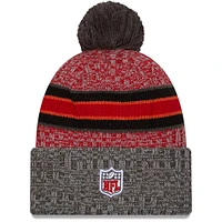 Bonnet en tricot à pompon à revers New Era pour hommes, écarlate/étain, Tampa Bay Buccaneers 2023 Sideline Sport
