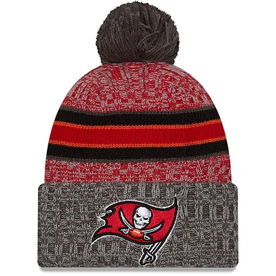 Bonnet en tricot à pompon à revers New Era pour hommes, écarlate/étain, Tampa Bay Buccaneers 2023 Sideline Sport