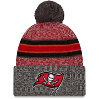 Bonnet en tricot à pompon à revers New Era pour hommes, écarlate/étain, Tampa Bay Buccaneers 2023 Sideline Sport