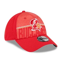 Casquette Flex Fit New Era Tampa Bay Buccaneers 2023 NFL Training Camp Throwback 39THIRTY pour homme, rouge