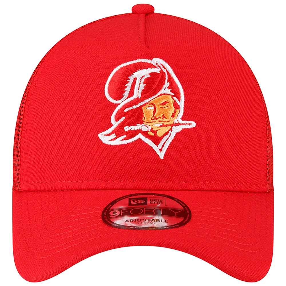 Casquette ajustable 9FORTY Trucker 9FORTY pour homme des Tampa Bay Buccaneers Throwback Logo New Era rouge