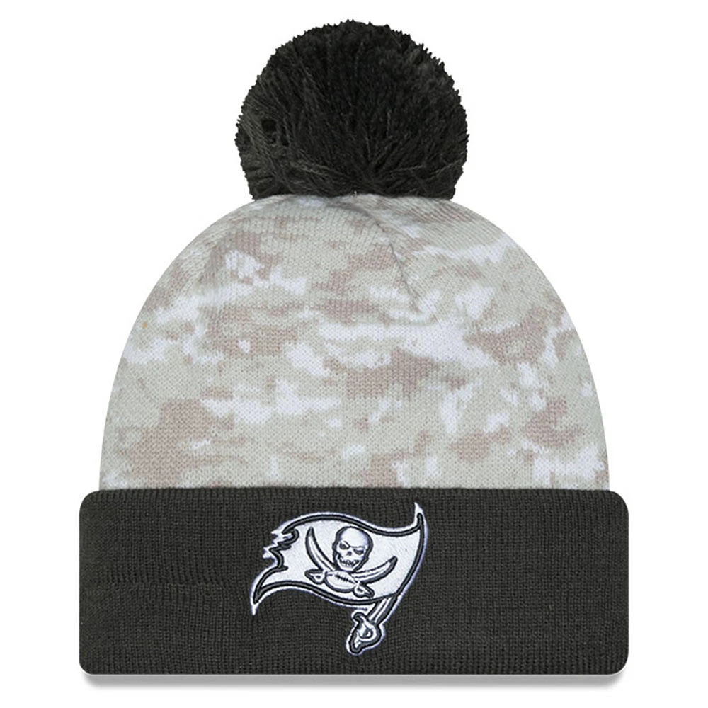 Bonnet en tricot à revers et pompon pour homme New Era Tampa Bay Buccaneers 2024 Salute To Service Digital Camo blanc/graphite