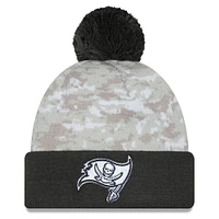 Bonnet en tricot à revers et pompon pour homme New Era Tampa Bay Buccaneers 2024 Salute To Service Digital Camo blanc/graphite