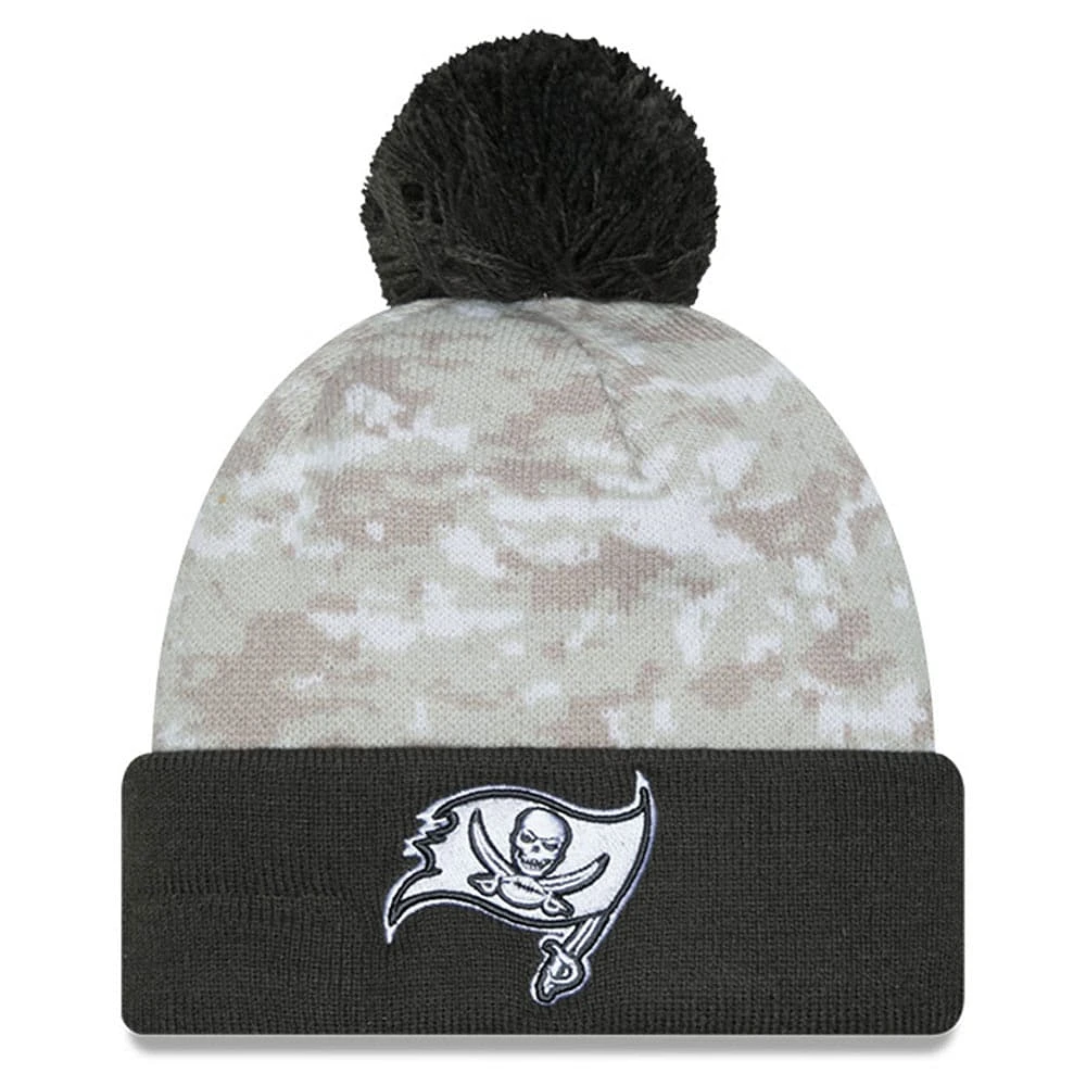 Bonnet en tricot à revers et pompon pour homme New Era Tampa Bay Buccaneers 2024 Salute To Service Digital Camo blanc/graphite