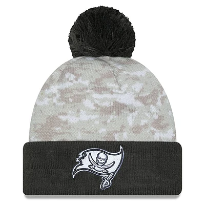 Bonnet en tricot à revers et pompon pour homme New Era Tampa Bay Buccaneers 2024 Salute To Service Digital Camo blanc/graphite