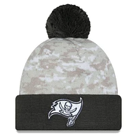 Bonnet en tricot à revers et pompon pour homme New Era Tampa Bay Buccaneers 2024 Salute To Service Digital Camo blanc/graphite