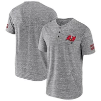 Collection NFL x Darius Rucker pour hommes par Fanatics T-shirt Henley flammé gris chiné des Buccaneers de Tampa Bay