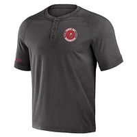 T-shirt Henley délavé NFL x Darius Rucker pour homme de la collection Fanatics Tampa Bay Buccaneers en étain