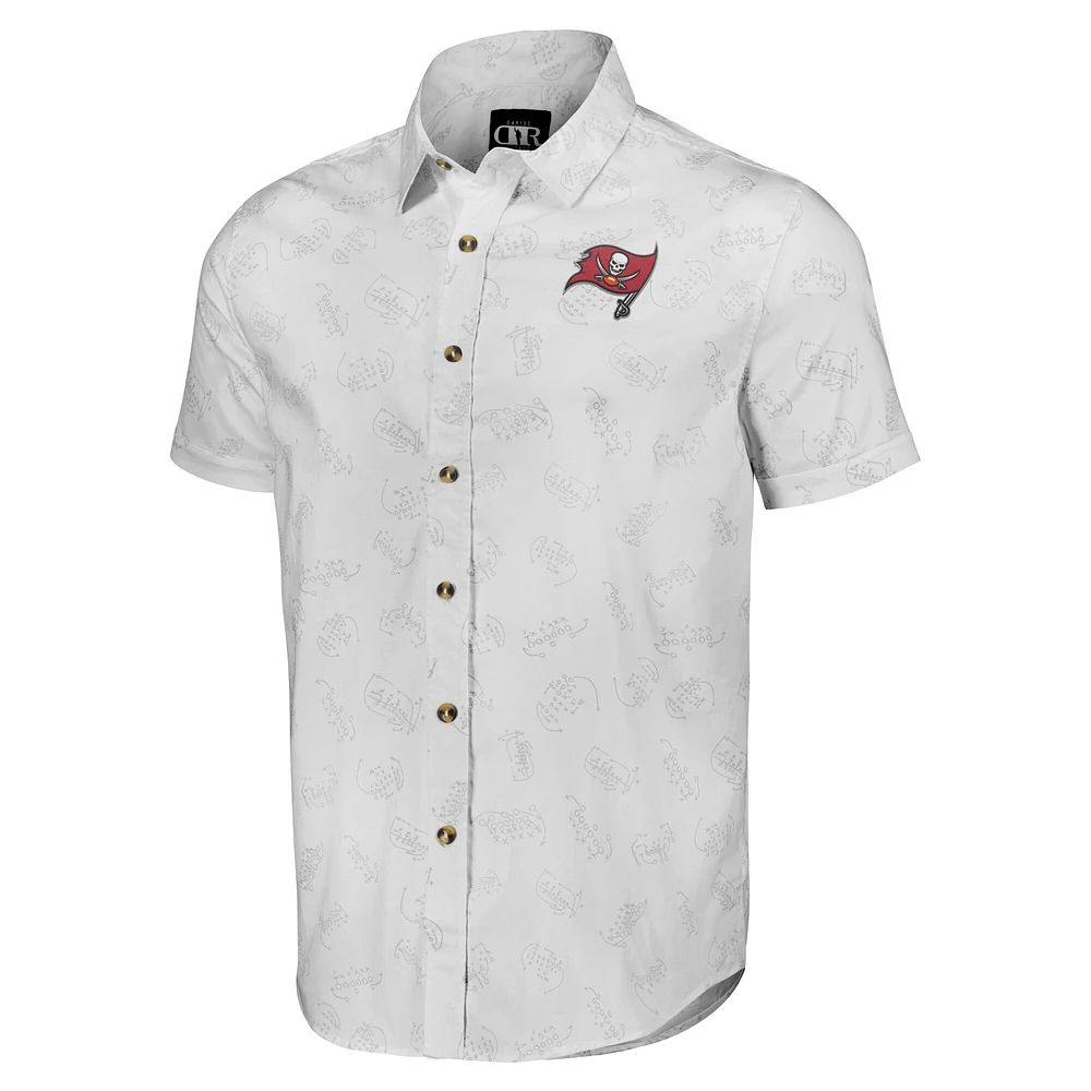 Chemise boutonnée à manches courtes tissée blanche Tampa Bay Buccaneers pour homme de la collection NFL x Darius Rucker par Fanatics